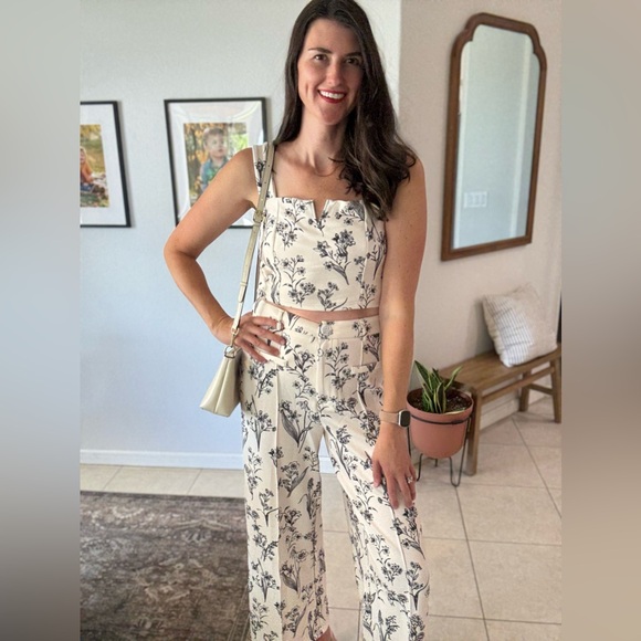 Amazon Black and White Floral Women's Top - Picture 1 of 6